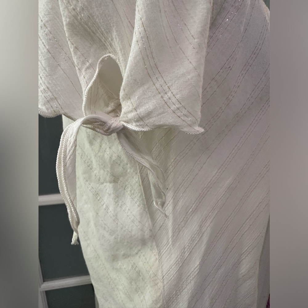 Ella Moss Ivory & Metallic Gold Pinstripe V-Neck Short Sleeve Tie Waist Blouse S - Picture 5 of 9